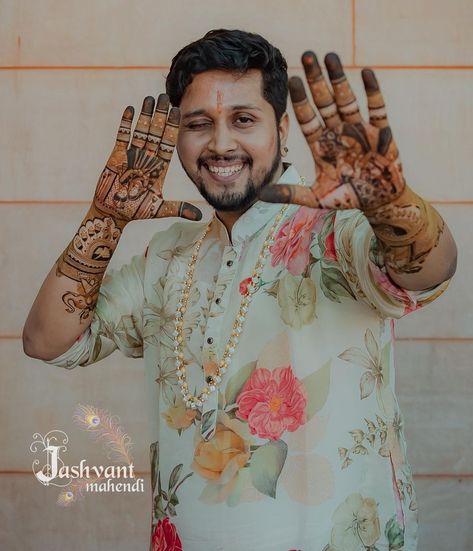 When the groom loves to flaunt his Mehndi 💚 @chiragbohra1993 Mehndi Artist: @chohanjashvant #groom #groommehndi #groommehndidesign #couple #sindurceremony #mehndidesign #hennadesign #hennaart #wishnwed #henna #indianwedding #groommehendi #groommehndioutfit #mehendioutfits #mehndioutfits #hennadesigns #hennaartist #trending #viral #mehndidesign #mehndishot #mehendishot #explorepage #reels #indiangroom Mehndi Boy Photo, Mehandi Boys Photo, Mehandi Designs Boys, Dulha Mehandi Pose, Mehandi Poses For Groom, Boy Mehndi Poses, Mehndi Poses For Groom, Groom Mehndi Poses, Groom Mehendi Poses