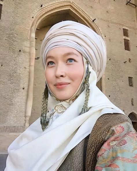 Kazakh Clothing, Kazakh Vibe, Successful Women Style, Nomad Fashion, Photographs Of People, Beautiful Muslim Women, World Cultures, People Of The World, Muslim Women