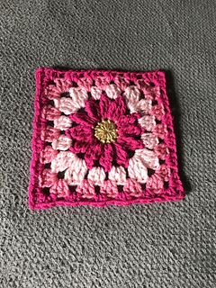 Ravelry: nanapatlee's Simple Daisy Granny Square 4 Pink Flower Granny Square, 4 Color Granny Square, Granny Square Color Combinations, Granny Square Bandana, Crochet A Headband, Pink Granny Square, Crochet Flower Granny Square Pattern, Crochet Granny Square Pattern, Daisy Granny Square