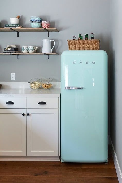 Turquoise Kitchen: Back to the 1950s - Town & Country Living Smeg Kitchen, Smeg Fridge, Turquoise Kitchen, Retro Fridge, Fridge Decor, Desain Editorial, Interior Modern, Kitchen Cabinet Design, Retro Kitchen