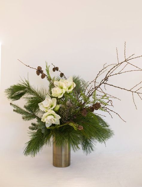 Christmas Foliage Arrangements, Amaryllis Flower Arrangement, Amaryllis Christmas Arrangements, Holiday Floral Arrangements Christmas, Modern Christmas Flower Arrangements, Christmas Bouquets Ideas, Xmas Floral Arrangements, White Christmas Floral Arrangements, Amaryliss Christmas