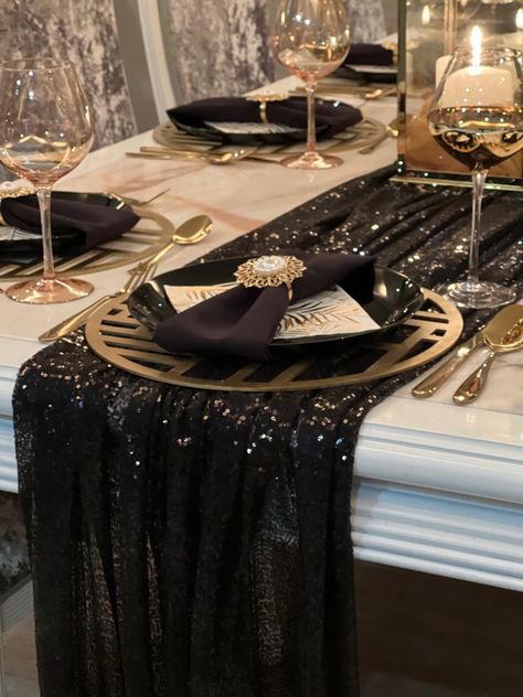 Prom Table Settings, Black Crockery Table Settings, Black And Gold Table Setting Ideas, Black Gold Silver Table Decor, Black And Gold Dinner Table, Black Gold White Table Setting, Black Gold Table Setting, Black White Gold Christmas Table Setting, Black White Gold Table Setting