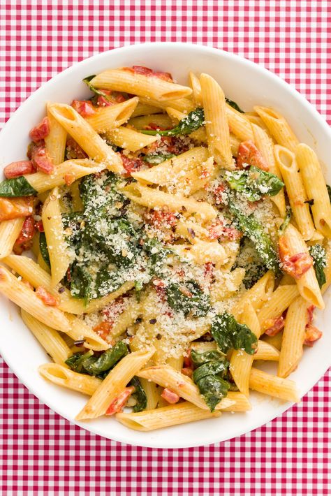 Creamy Roasted Red Pepper PenneDelish Penne Pasta Recipe, Penne Recipes, Penne Pasta Recipes, Makanan Italia, Menu Sarapan Sehat, Resep Pasta, Spring Pasta, Roasted Red Pepper Pasta, Red Pepper Pasta