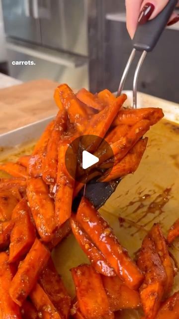 Glaze Carrots Recipe, How To Roast Carrots In The Oven, Sheet Pan Carrots, Carrot Appetizers, Honey Glazed Carrots Oven, Healthy Carrot Recipes, Minimal Dishes, Roasted Glazed Carrots, Sheet Recipes