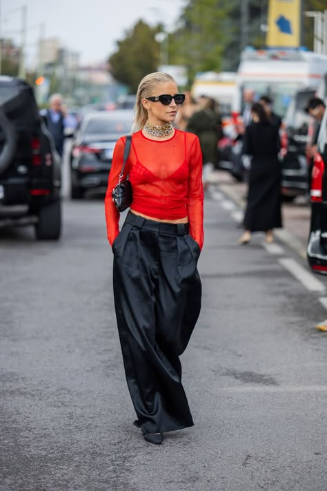 Caroline Daur, Red Street, Milan Fashion Week Street Style, New York Outfits, Milan Street Style, Nyfw Street Style, Street Style Outfits Men, Milan Fashion Weeks, Street Style Summer