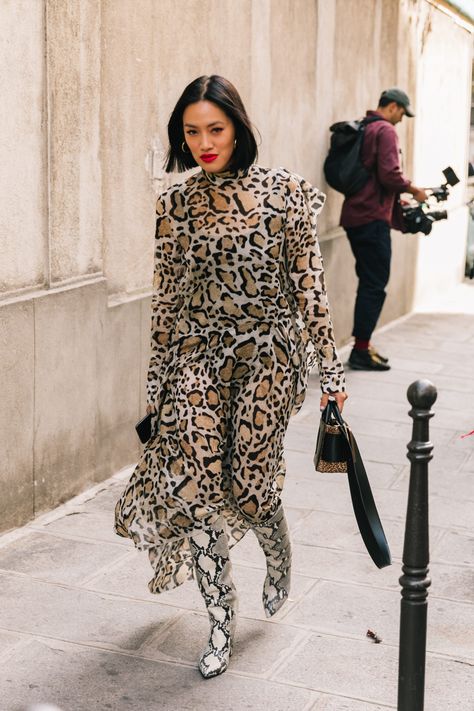 Street Style at Paris Fashion Week Spring Summer 2019 by Collage Vintage 13 Outfits, Tiffany Hsu, Look Hippie Chic, Trench Coat Beige, Leopard Print Fashion, Animal Print Outfits, Rihanna Style, Animal Print Fashion, Street Style Inspiration