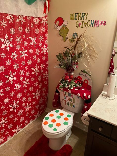 Geinch themed bathroom Grinch Bathroom Decor, Grinch Bathroom, Diy Grinch, Themed Bathroom, Restroom Decor, Diy Bathroom Decor, Xmas Ideas, Bathroom Set, The Grinch