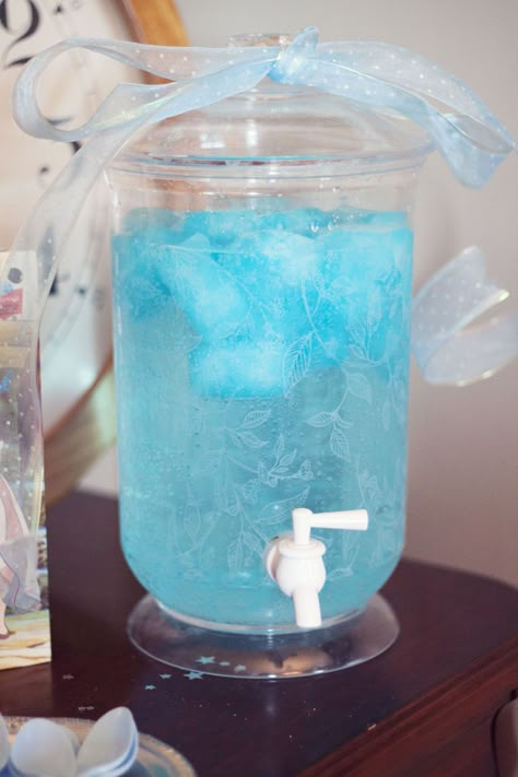 Sprite with frozen blue Hawaiian punch - this just sounds sooo yummy right now and perfect for a boy baby shower! Blue Hawaiian Punch, Lila Party, 4de Verjaardag, Blue Punch, Frozen Bday Party, Frozen Blue, Cinderella Birthday Party, Boy Baby Shower Ideas, Hawaiian Punch