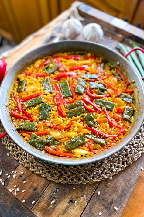 Authentic Spanish Vegetable Paella | So GOOD you won´t Miss the Meat Vegetarian Spanish Food, Gluten Free Spanish Recipes, Healthy Spanish Food, Spain Food Traditional Spanish Dishes, Vegetarian Paella Recipe, Spain Meals, Spanish Recipes Authentic, Spanish Dinner Recipes, Spanish Lunch