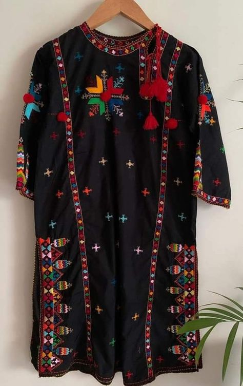 Karhai Dress Design, Karhai Designs For Women, Sindhi Karhai Designs, Balochi Kurta Designs, Blochi Design, Angrakha Style Dresses, Sindhi Dress, Balochi Dresses, Balochi Embroidery