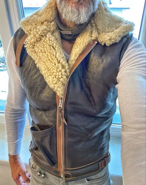 Sheepskin Coat Mens, Mens Shearling Coat, Vest Outfits Men, Leather Vests, Mens Leather Coats, Best Leather Jackets, Shearling Vest, Carhartt Workwear, Leather Jacket Style