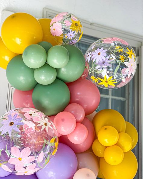 Wildflower Balloons, Wildflower Balloon Garland, Wildflower Balloon Arch, Colorful Baby Shower Ideas, Painted Balloons, Ballon Business, Paint Balloons, Bloom Theme