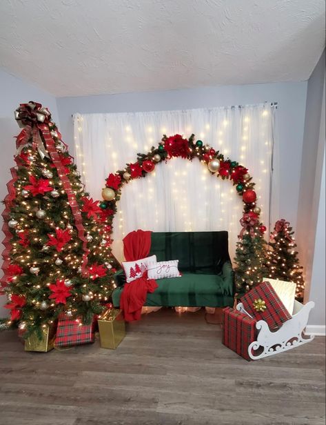 Christmas Photos Backdrop, Christmas Photography Backdrops Diy, Diy Christmas Photoshoot Backdrop, Santa Picture Backdrop Ideas, Photos With Santa Backdrop, Santa Backdrops For Pictures, Santa Photo Backdrop Ideas, Santa Photoshoot Mini Sessions, Simple Christmas Backdrop