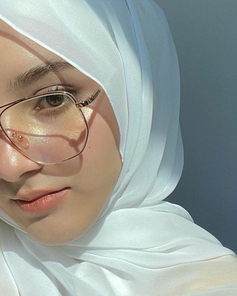 Hijabi Girl Dp, Hijab With Glasses, Hijab Pictures, White Hijab, Muslimah Photography, Hijab Dp, Self Pictures, Hijab Style Tutorial, Hijab Aesthetic