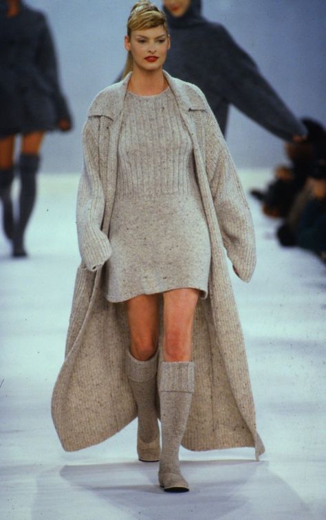 Timeless Fashion on Tumblr Fashion Documentaries, High Class Fashion, Venus Fashion, 90s Runway, 90s Runway Fashion, Linda Evangelista, Style Inspiration Winter, Isaac Mizrahi, Runway Show