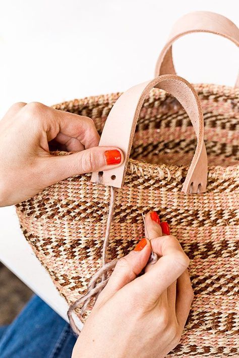 How to make a basket bag for summer! I love this tutorial because it's so easy and you can use almost any basket! Click through for the tutorial. #diyfashion #diybag #diysummer #summerdiy #diy #weekendproject Make A Basket, Diy Straw, Diy Fashion Trends, Diy Basket, Diy Purse, Straw Bags, Create Diy, Summer Diy, Basket Bag