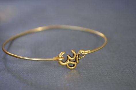 Kids Gold Jewelry, Minimalist Bangle, Om Bracelet, Gold Earrings Models, Modern Gold Jewelry, Gold Jewelry Simple Necklace, Gold Necklace Indian Bridal Jewelry, Indian Jewellery Design Earrings, Bracelet Minimalist