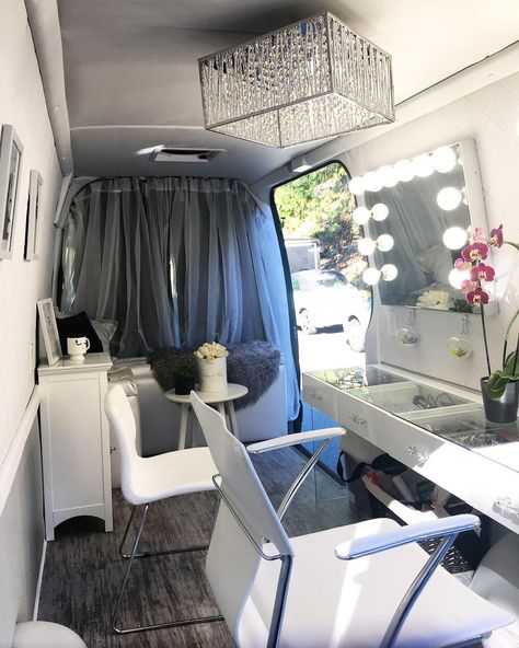 Mobile Nail Salon, Mobile Fashion Truck, Mobile Hair Salon, Mobile Beauty Salon, Beauty Van, Hair Stations, Mobile Beauty, Hair Salon Decor, Salon Suites