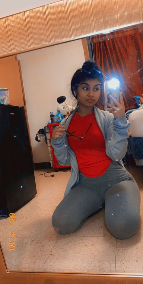 Floor Mirror Pics Poses, Mirror Selfie Poses Sitting On Floor, Mirror Poses For Shy People, Sitting Down Mirror Selfie, Sitting Down Mirror Poses, Mirror Poses To Look Thick, Crouched Pose Mirror, Wide Angle Mirror Selfie, Dark Purple Wallpaper