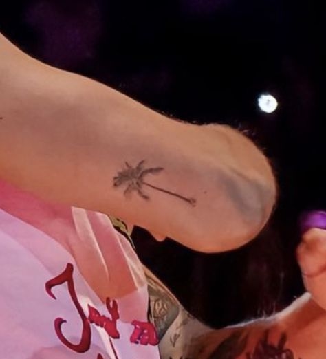 Harry Styles Palm Tree Tattoo, Love On Tour Tattoos, La Night, Harry Styles Tattoos, Palm Tree Tattoo, Tree Tattoo, Love On Tour, Maple Leaf Tattoo, Palm Tree