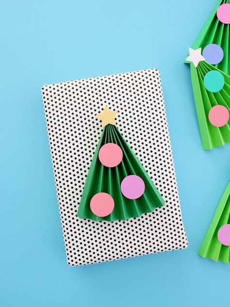 50 of the most beautiful Christmas gift wrapping ideas | Style Curator Origami Tree, Christmas Paper Craft, Merry Chistmas, Pinwheels Paper, Gifts Wrapping, Paper Craft Ideas, Tree Craft, Christmas Origami, Holiday Crafts For Kids