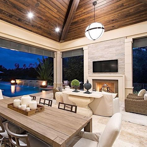 Spectacular outdoor space by @marcmichaelsid Design Per Patio, Indoor Outdoor Fireplaces, Outdoor Living Rooms, Backyard Porch, Patio Interior, Outdoor Living Room, Backyard Living, Design Del Prodotto, Outdoor Kitchen Design