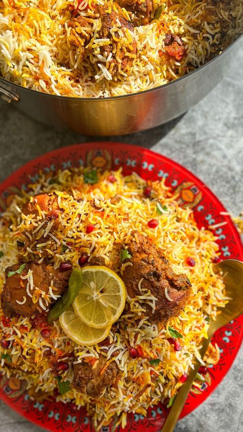 shadi_faleel on Instagram: Chicken Tandoori biryani ! Here’s a restaurant style chicken biryani recipe with a smoked tandoori chicken and a deliciously flavoured… Tandoori Biryani, Chicken Tandoori, Biryani Rice, Chicken Fry, Chicken Biryani Recipe, Dum Biryani, Chicken Biryani, Biryani Recipe, Basmati Rice