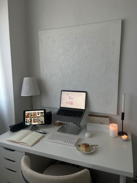 Room Decor Office, Small Space Desk Ideas, Desk Space Aesthetic, Aesthetic Office Desk, Study Desk Aesthetic, Architecture Desk, Aesthetic Work Desk, Small Office Decor, Desk Inspo