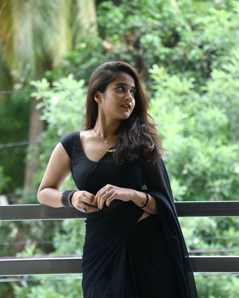 Deepthi Sunaina black saree photos - South Indian Actress Couples Instagram, Black Sari, Photoshop Edits, Style Fitness, Saree Photoshoot, Black Saree, Art Nature, Beautiful Smile Women, Indian Beauty Saree