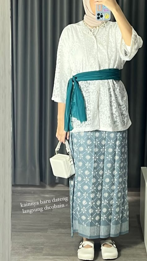 Ootd Kebaya Hijab Modern, Berkain Outfit, Batik Modern Fashion Style, Outfit Kebaya, Casual Graduation Outfit, Kondangan Outfit, Kebaya Modern Dress, Batik Clothing, Muslim Outfits Casual