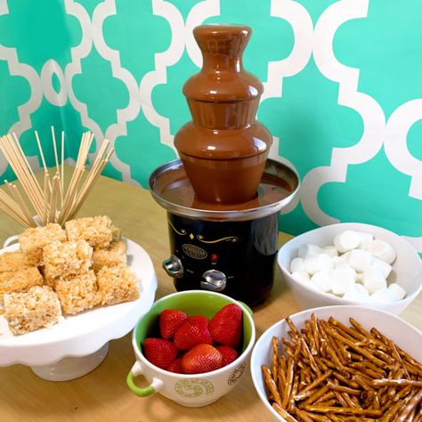 Chocolate Fondue Fountain Recipe, Chocolate Fountain Recipe, Chocolate Fountain Ideas, Chocolate Fountain Bar, Pirouette Cookies, Chocolate Fountain Recipes, Chocolate Fondue Fountain, Fondue Fountain, Gourmet Hot Chocolate