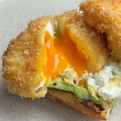 Panko Poached Eggs - im a foodie Poached Egg Pasta, Poached Egg Recipes Breakfast, Deep Fried Poached Egg, Fried Poached Eggs, Best Poached Eggs Recipe, Poached Egg Toast, Poached Egg Recipes, Best Poached Eggs, Poached Eggs Breakfast