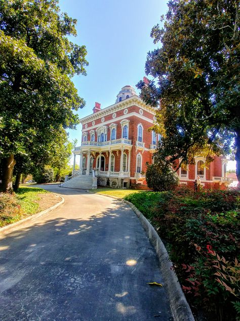 An amazing mansion to see in downtown Macon, Georgia. Travel Georgia, Europe Honeymoon, Macon Georgia, Southern Travel, Hay House, Hidden Rooms, Arched Doors, Secret Rooms, Historic Places