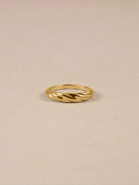 Gold Ring Designs Unique, Gold Ring Design For Women, Ring Designs Unique, Ring Design For Women, Simple Ring Design, Pinky Rings For Women, Gold Ring Design, Gold Jewelry Prom, Couple Ring Design