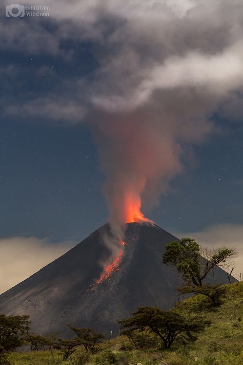 Volcano Pictures, Pencemaran Udara, Volcano Photos, Erupting Volcano, Boho Background, Cool Pictures For Wallpaper, Planets Wallpaper, Beautiful Locations Nature, Nature Scenes