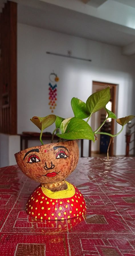 Diy With Coconut Shell, Art Out Of Waste Creative, Best Out Of Waste Ideas Unique, Coconut Shell Art, Cardboard Home Decor, Diy Wood Crafts, Wood Working Projects, Coconut Shell Crafts, Diy Kids Furniture