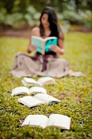 Book Lover Photoshoot, Bookish Senior Pictures, Poses With Books Reading, Photoshoot Ideas Books, Book Photoshoot Ideas, Bookish Photoshoot, Reading Photoshoot, Sweet Sixteen Pictures, Senior Pictures Books