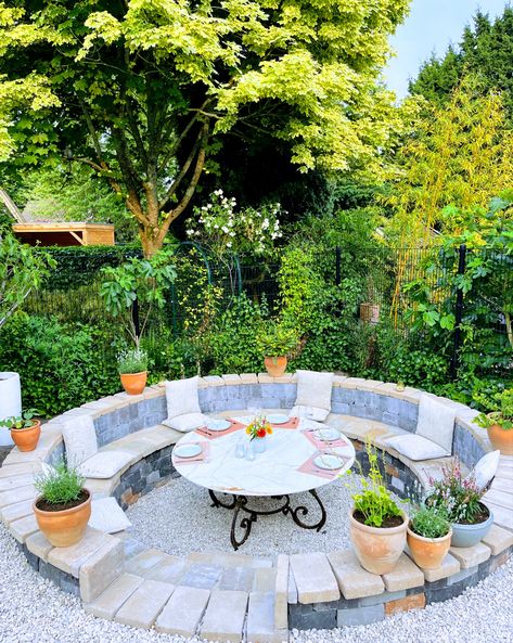 Circular Garden Design, Round Seating, Gardens Design, Outdoor Gardens Design, Garden Seating, Banquette, Future House, Garden Inspiration, Seating Area