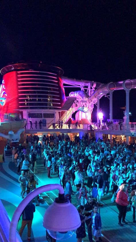 Cruise Video, Cruise Ship Party, Cruise Ships Interior, Biggest Cruise Ship, Disney Dream Cruise, Chill Mood, Luxury Cruise Ship, Cruise Pictures, Dream Cruise