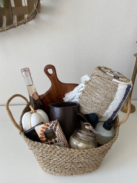 Apartment Warming Gift Basket, Fall Basket Ideas Gift, Host Gift Basket, New Home Basket, Adult Boo Basket, Fall Gift Basket Ideas, Thrift Gifts, Fall Basket Ideas, Housewarming Basket