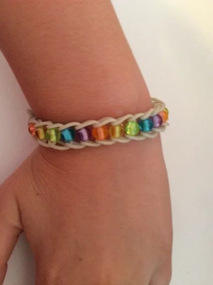 Rainbow Loom Beaded Single : 6 Steps - Instructables Loom Band Patterns Instructions, Loom Bands Designs, Mini Loom, Loom Bands Tutorial, Business Craft Ideas, Loom Band Patterns, Rainbow Loom Bracelets Easy, Rainbow Loom Tutorials, Loom Band Bracelets