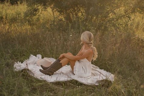 Boho Picnic Photoshoot, Cowgirl Senior Pictures, Pretty Senior Pictures, Senior Pictures Dresses, Cowgirl Photoshoot, Cute Senior Pictures, Boho Photoshoot, Senior Photoshoot Poses, Summer Senior Pictures