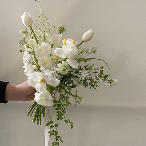 White Floral Runner Wedding, Tulip Bridal Bouquet, White Tulip Bouquet, White Peonies Bouquet, Small Bridal Bouquets, Bridesmaid Bouquet White, Tulip Wedding, Bridal Bouquet Flowers, White Bridal Bouquet