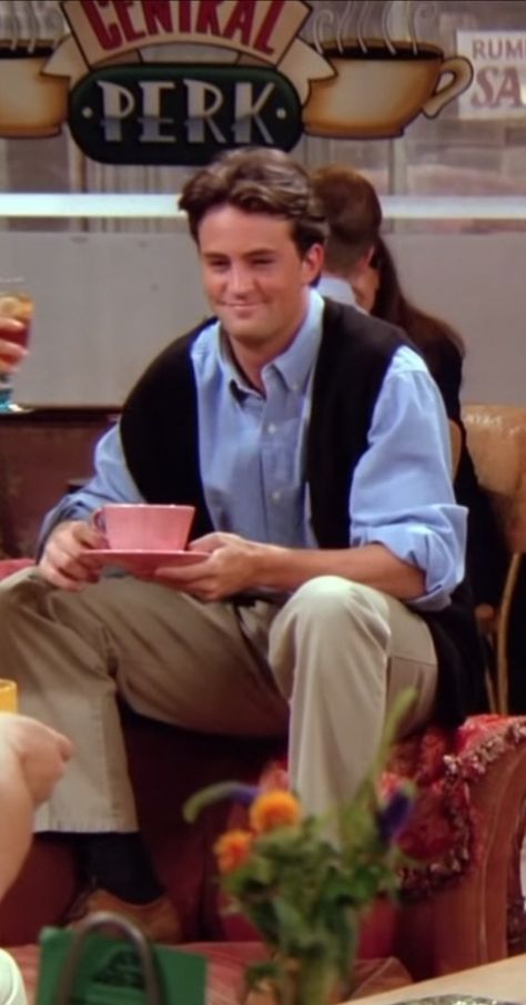 Chandler Bing Vest Outfits, Chandler Bing Season 1 Outfits, Friends Outfits 90s Chandler, Chandler Bing Costume, Friends Outfits Chandler, Chandler Friends Outfits, Chandler Bing Outfit Ideas, Chandler Bing Season 1, Season 1 Chandler