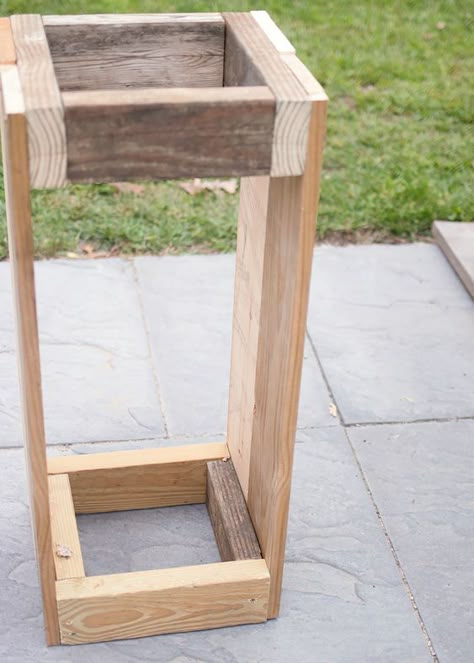 Diy Square Planters Outdoor, How To Build Planter Boxes Easy Diy, Tall Planters For Wedding, Tall Porch Planters Diy, Easy Wood Planters Diy, Tall Wood Planters Diy, Diy Patio Planters, Wedding Planters Outdoor, Outside Planters Ideas Diy