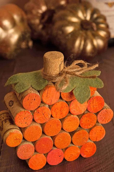 Wine cork pumpkin craft Corks Pumpkin, Diy Pumpkins Crafts, Fall Crafts For Adults, Wine Cork Projects, Wine Cork Diy, Fall Pumpkin Crafts, Diy Table Decor, Thanksgiving Decorations Diy, Easy Fall Crafts