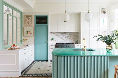 These Art Deco kitchens will inspire you to add some '20s and '30s flair to your cooking space. Here's how to create a perfect Art Deco kitchen. Kitchen Island Shapes, Curved Kitchen Island, Arte Art Deco, Curved Kitchen, Upholstered Dining Bench, Yellow Cabinets, Deco Kitchen, Art Deco Kitchen, London Kitchen