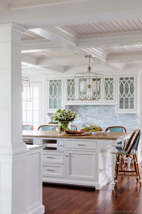 Clean New England Style Kitchen (Interior Design by Weena & Spook Interiors) New England Style Kitchen, England Kitchen, New England Kitchen, New England House, England House, Hamptons Decor, Coastal Style Decorating, Kitchen Interior Design, White Kitchen Design