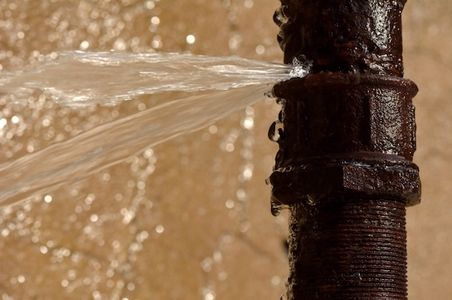 Older homes often see rust on cast iron plumbing, but it doesn't need to become a large-scale re-plumbing job. Instead, try these steps to fix the problem area. Flood Damage, Pipe Repair, Plumbing Emergency, Plumbing Problems, Leak Repair, Liquid Detergent, Restoration Services, Home Repairs, Protecting Your Home