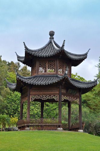 Chinese Environment, Japanese Party, Chinese Pagoda, Japanese Village, Japanese Pagoda, Japan Architecture, Lantern Ideas, Japanese Lanterns, Four Seasons Resort